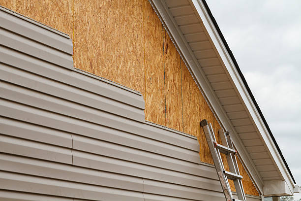 Professional Vinyl Siding technician working in Hiram, OH